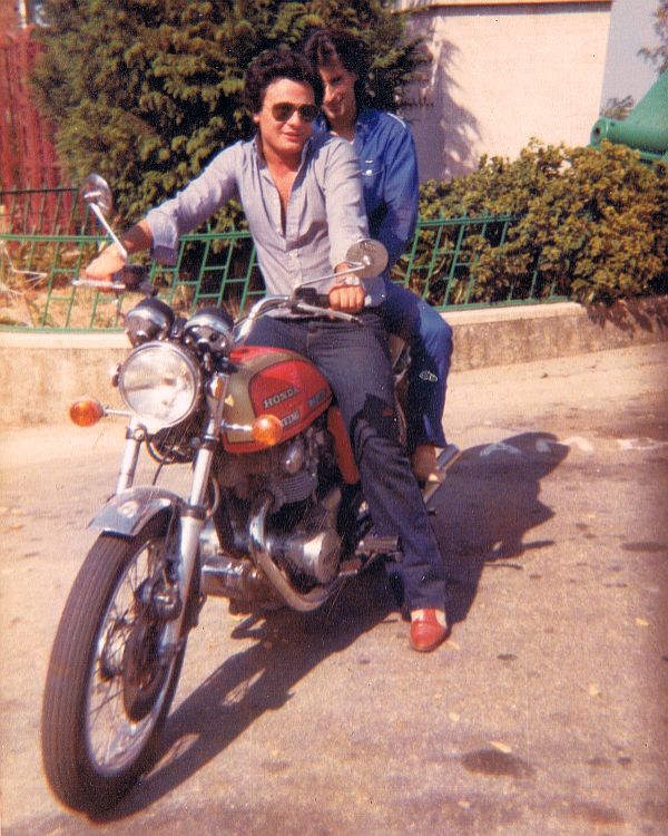 Due amici sulla moto