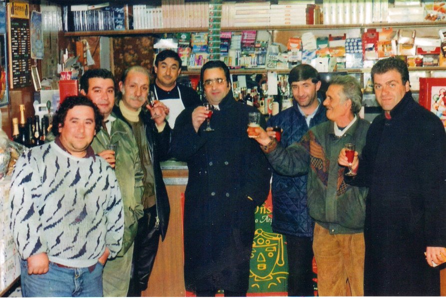 Gruppo di amici al Bar di Gianfranco Staffa San Marco Argentano 1988 circa