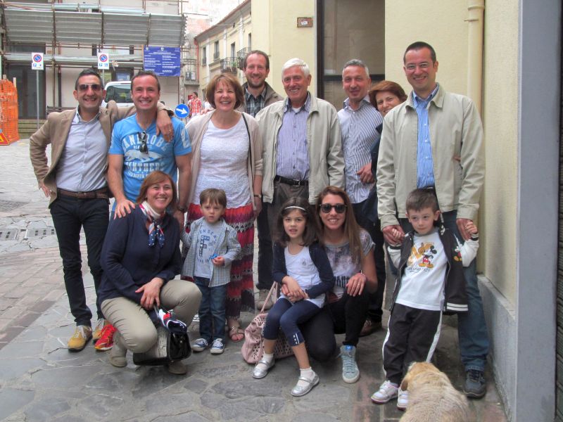 Joe Agosta e la moglie con alcuni parenti a San Marco Argentano