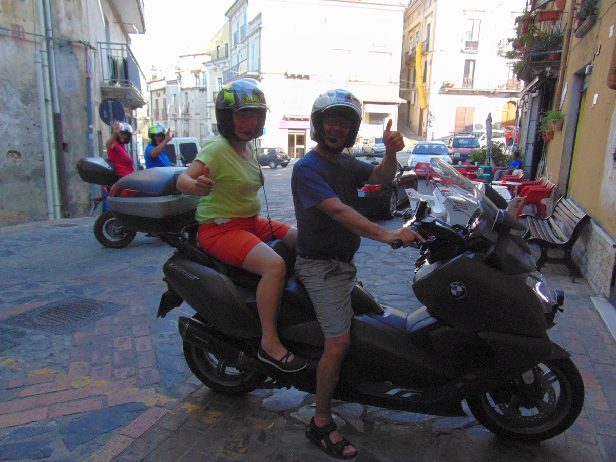 Coppie di motociclisti in un lungo tour dall'Austria