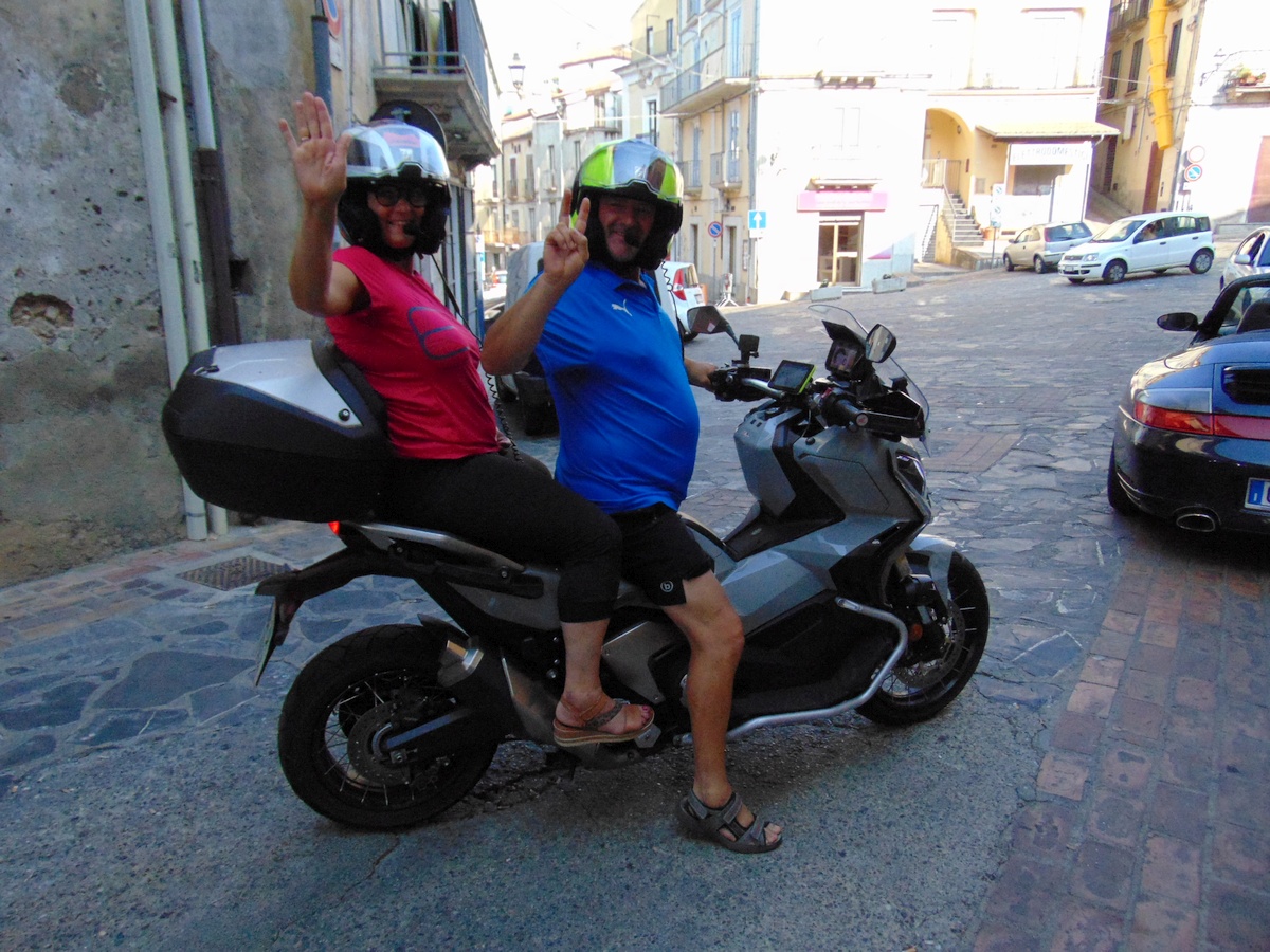 Coppie di motociclisti in un lungo tour dall'Austria