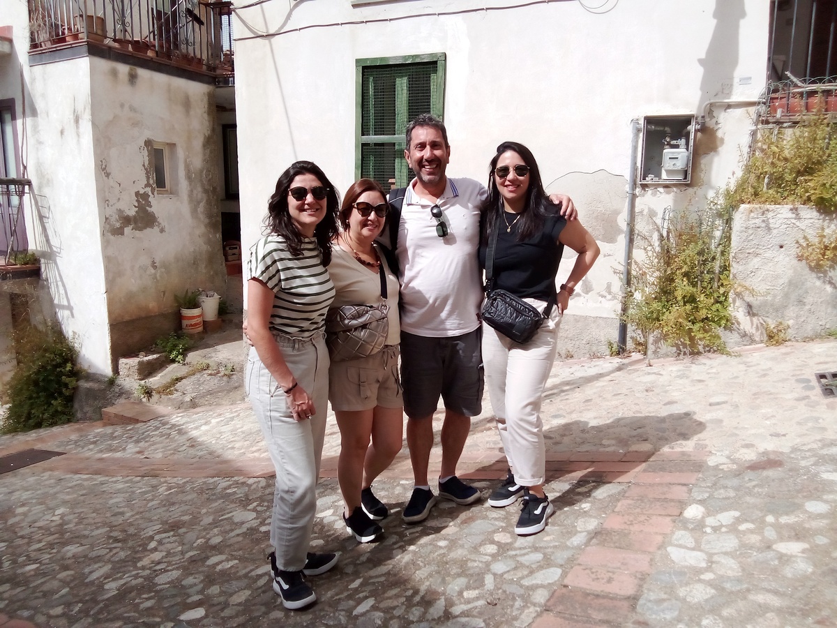 Claudio Giannico con Simone, Gabriela e Marilia nel quartiere Casalicchio