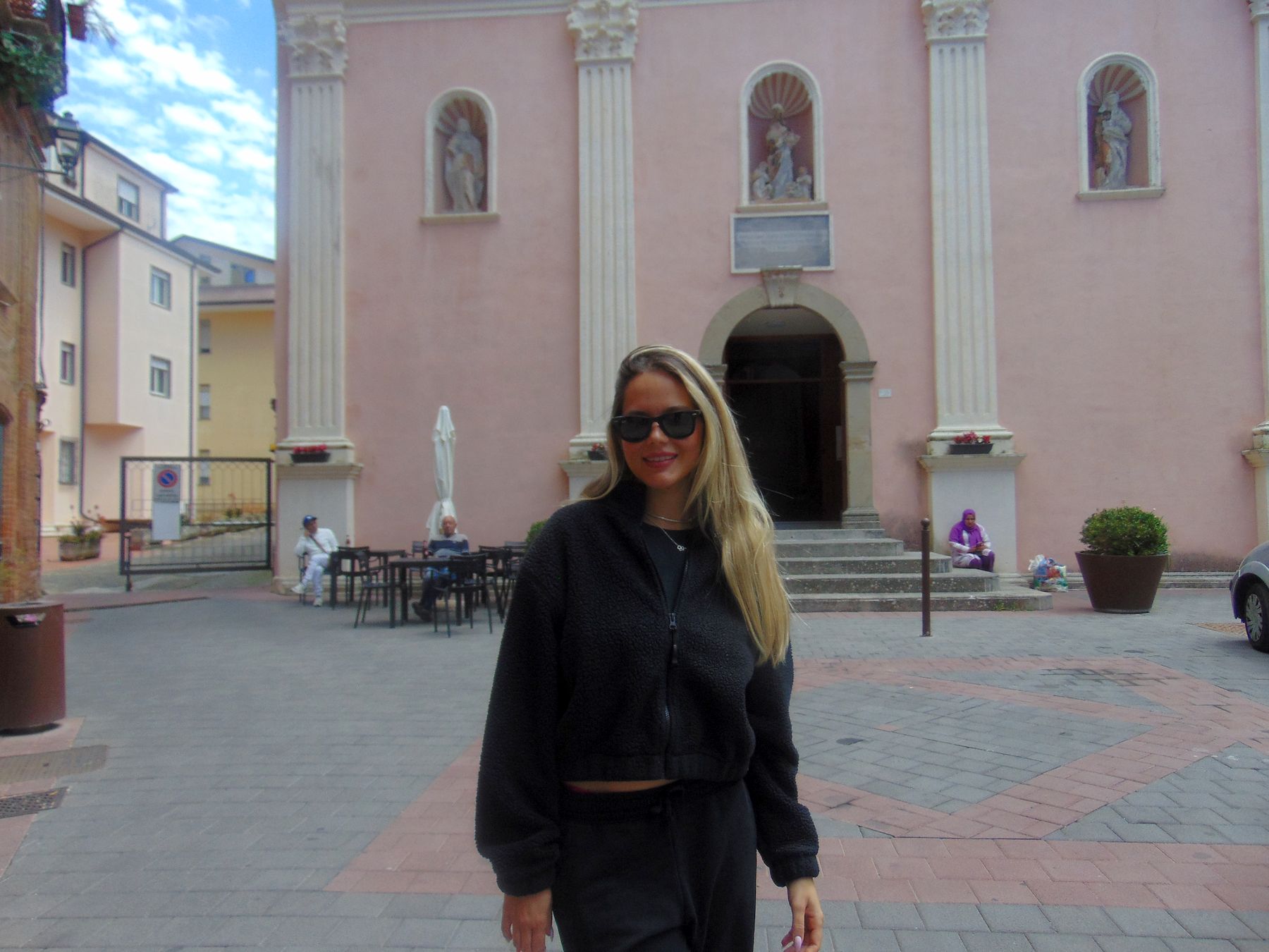 15 maggio 2026 Gislaine dinanzi la Chiesa di San Marco