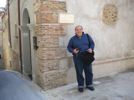 Armando Milani vicino al B&B il Borgo