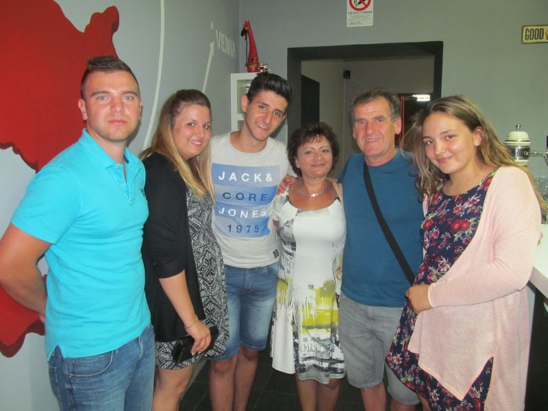 Coniugi Cataldo Cinicola con figli e amica