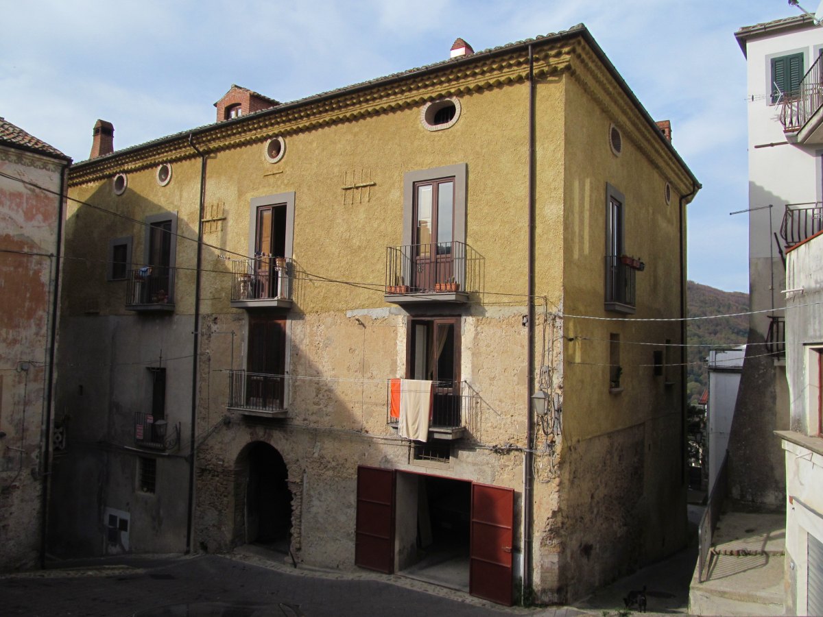 Palazzo Fazzari (già Sanseverino?) Palazzo Fazzari (già Sanseverino?)