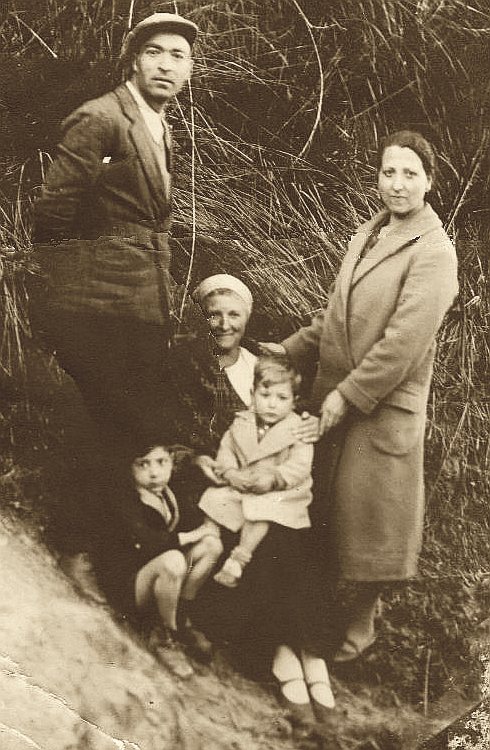 Cenzino Piraino con la moglie Clementina Micieli e i figli Antonio e Giovanni in braccio alla nonna Giulia Di Cianni - San Marco Argentano 1937