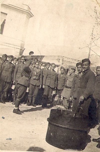 Militari al rancio e Antonio Iuliano