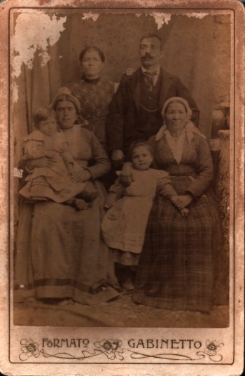 Rosina Sesso e Emilio Bernardino Rossano con madri e figli