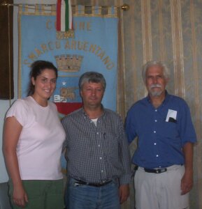 Margaret McMahoon e il padre Dennis con il sindaco di San Marco Argentano