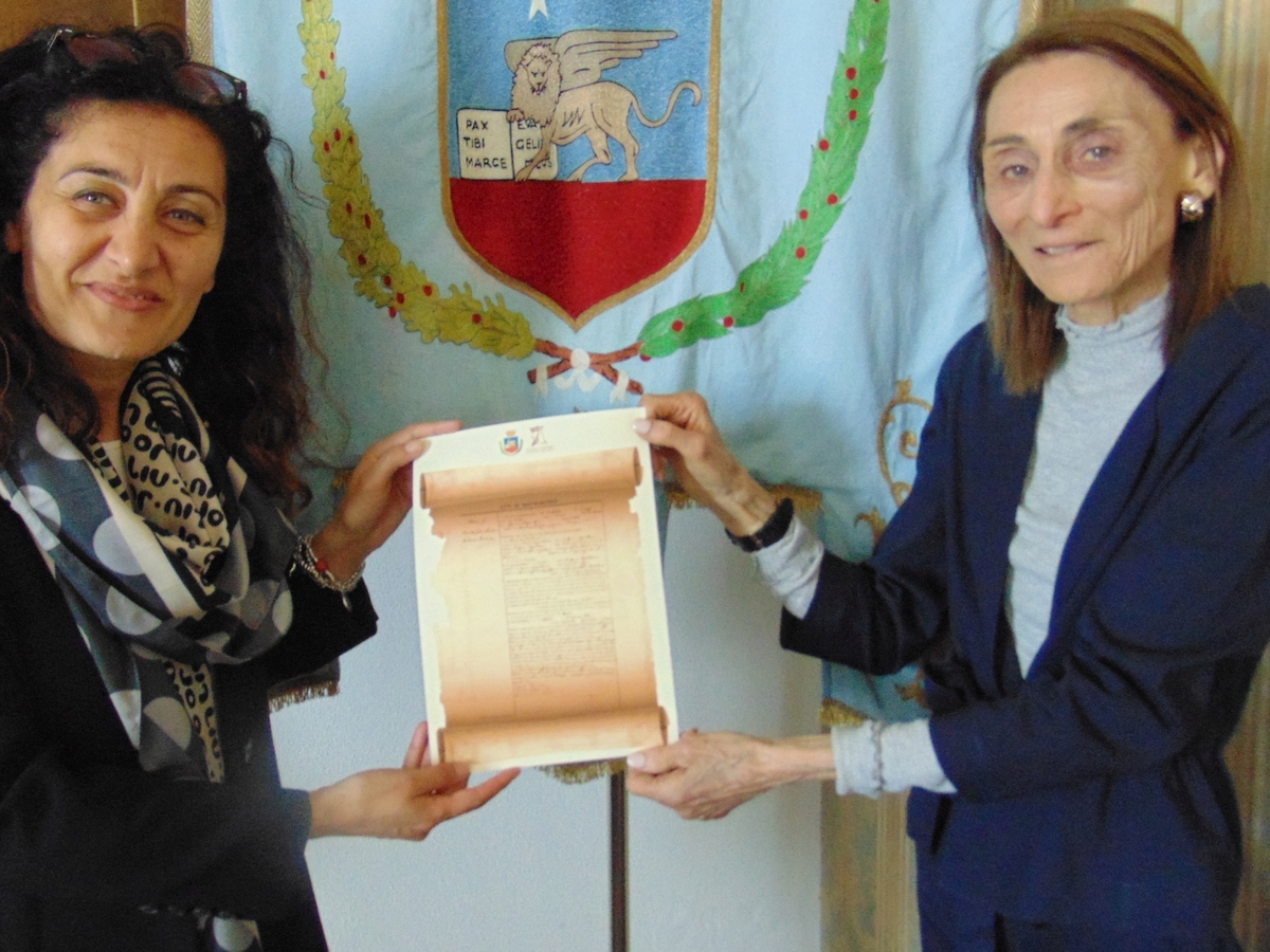 MRosa Gibbons con assessore Aquilina Mileti: consegna pergamena ricordo