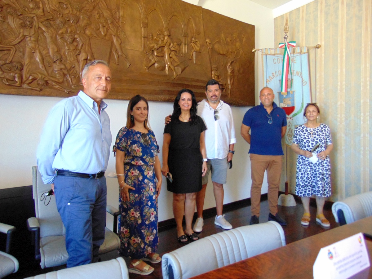 da sinistra: assessore Antonio Artusi, Eleonora Petrassi Zecca, Silvia Zecca e marito David, assessore Franco Belbonte, Franca Zecca
